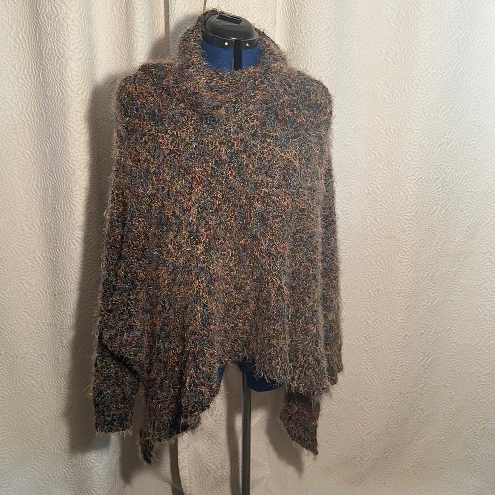 BCBG super soft poncho style sweater with dolman sleeves. Approx 28” long
